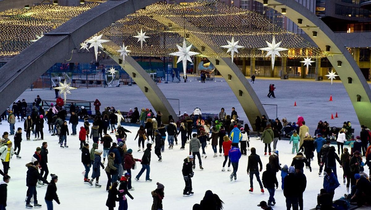 多倫多景點 10：菲利普斯廣場溜冰場 Nathan Phillips Square